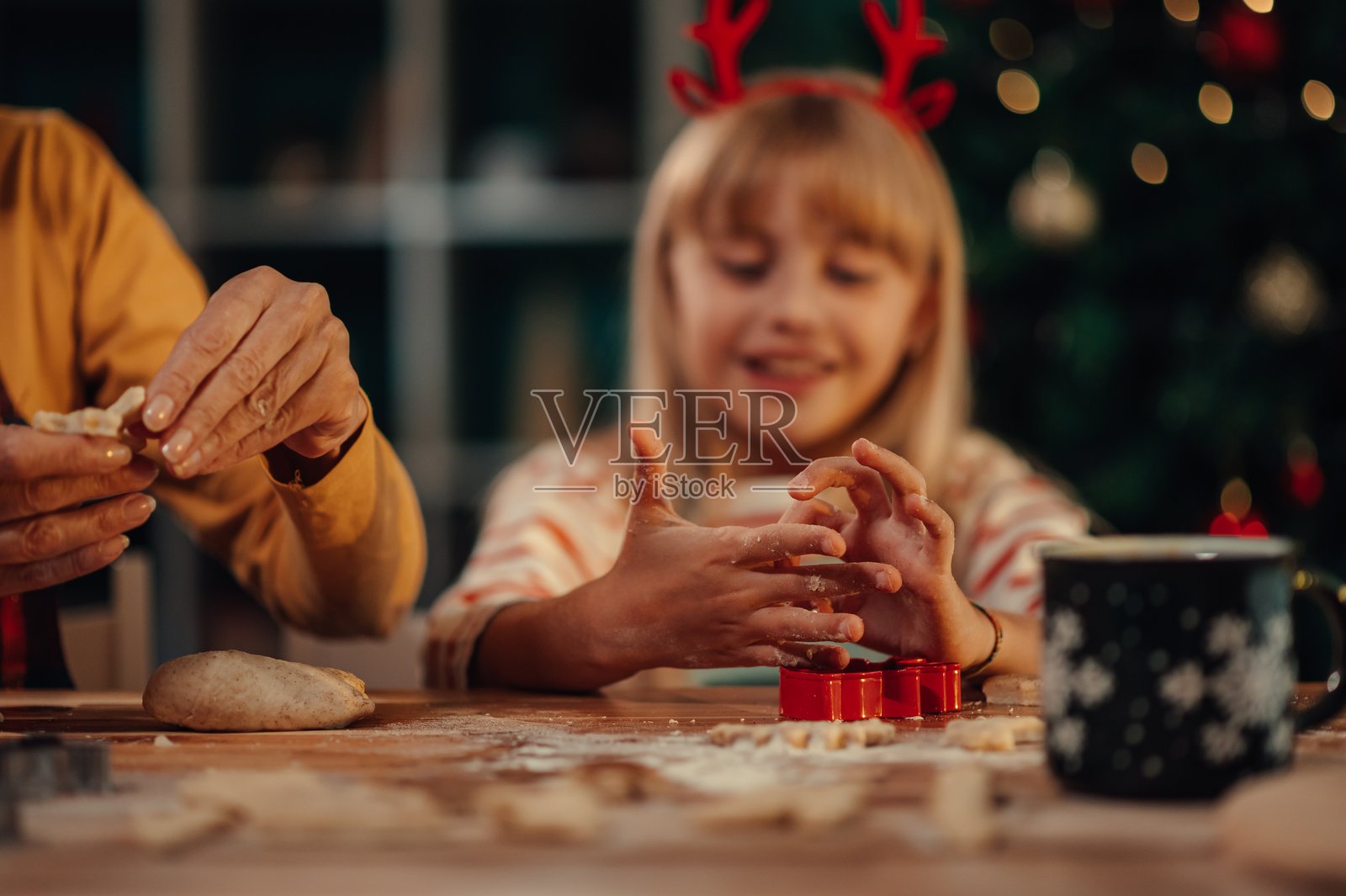 祖母和孙女一起制作圣诞饼干照片摄影图片