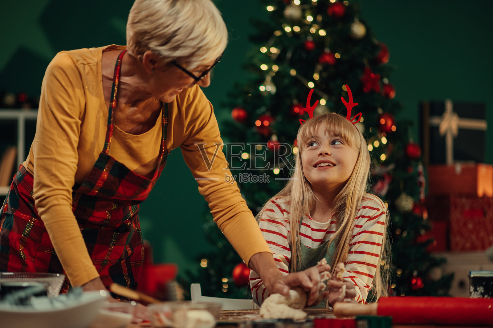 祖母和孙女一起烘焙圣诞饼干照片摄影图片