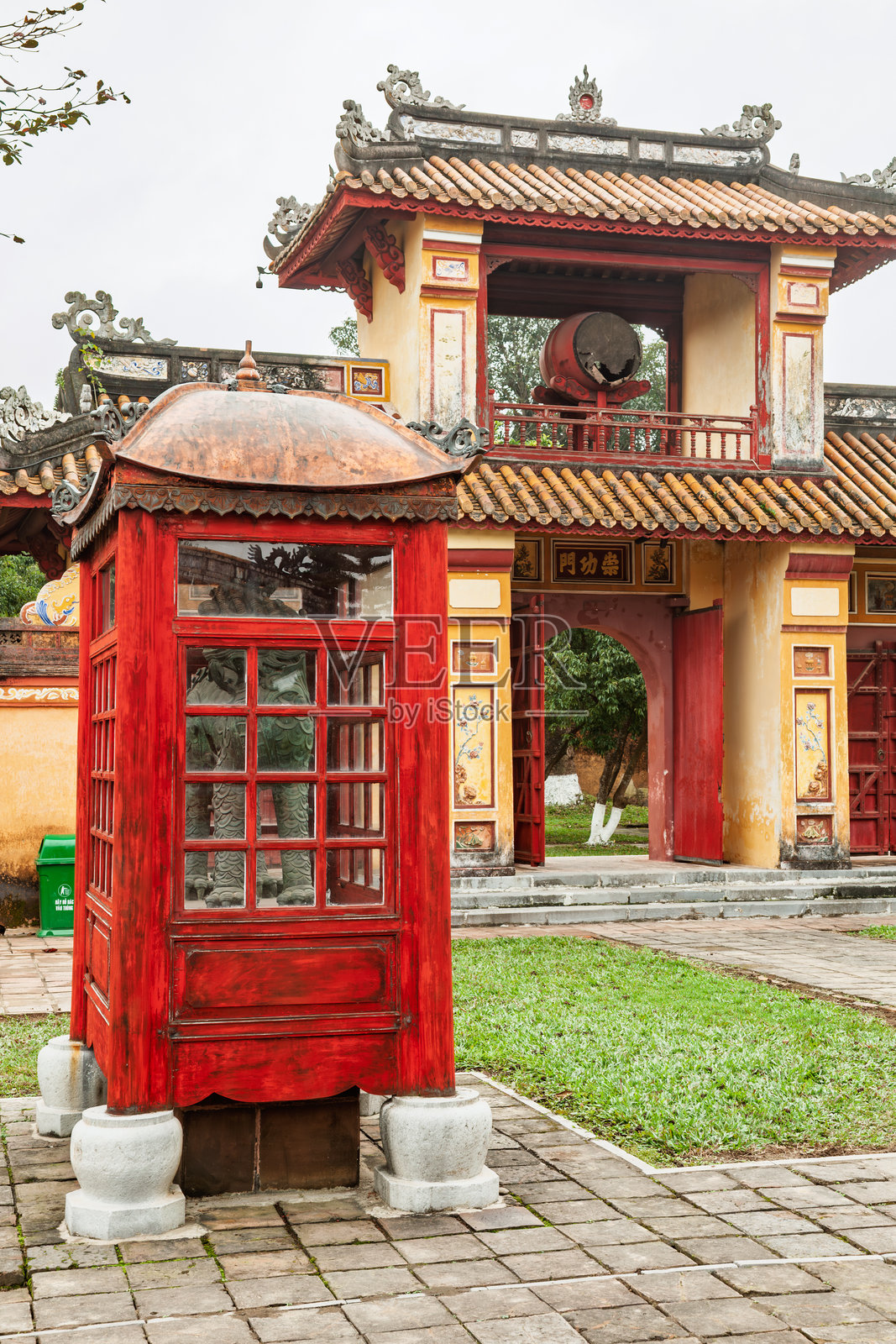 红色木亭和传统越南门口，配有仪式鼓，位于顺化皇城。照片摄影图片
