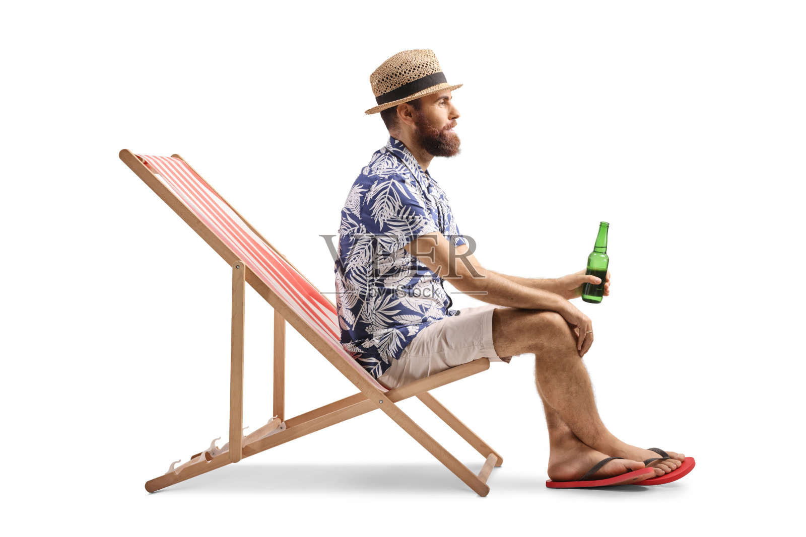 男人坐在沙滩椅上，手里拿着一瓶啤酒照片摄影图片