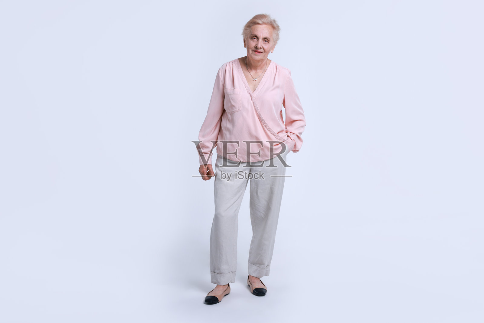 白色背景下的全身肖像老年女性照片摄影图片