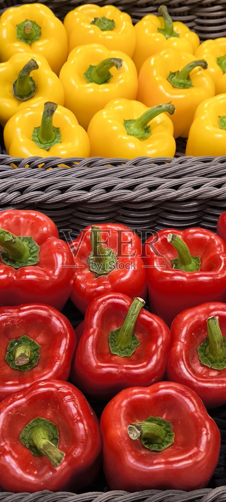 新鲜蔬菜店里的黄椒和红椒照片摄影图片
