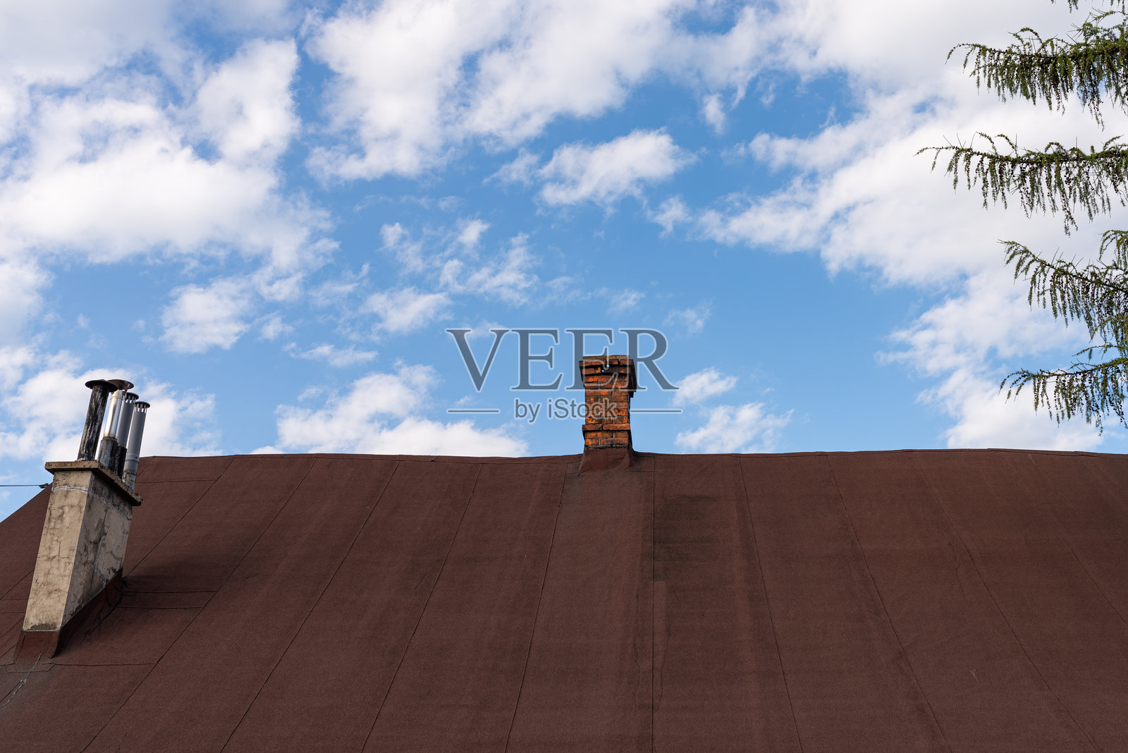 沥青纸屋顶与蓝天。照片摄影图片