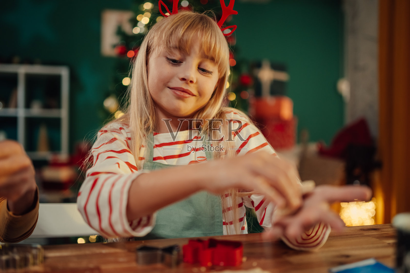 女孩在家制作圣诞饼干照片摄影图片