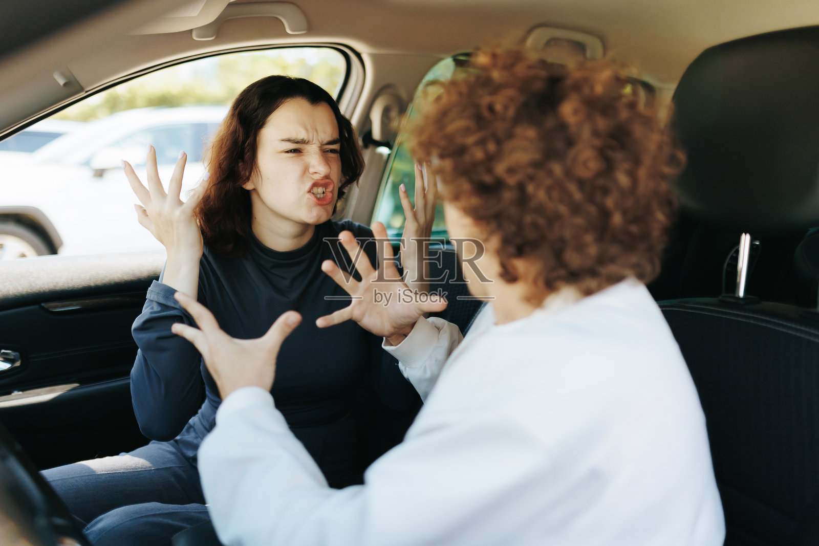 年轻情侣在车里激烈争吵照片摄影图片