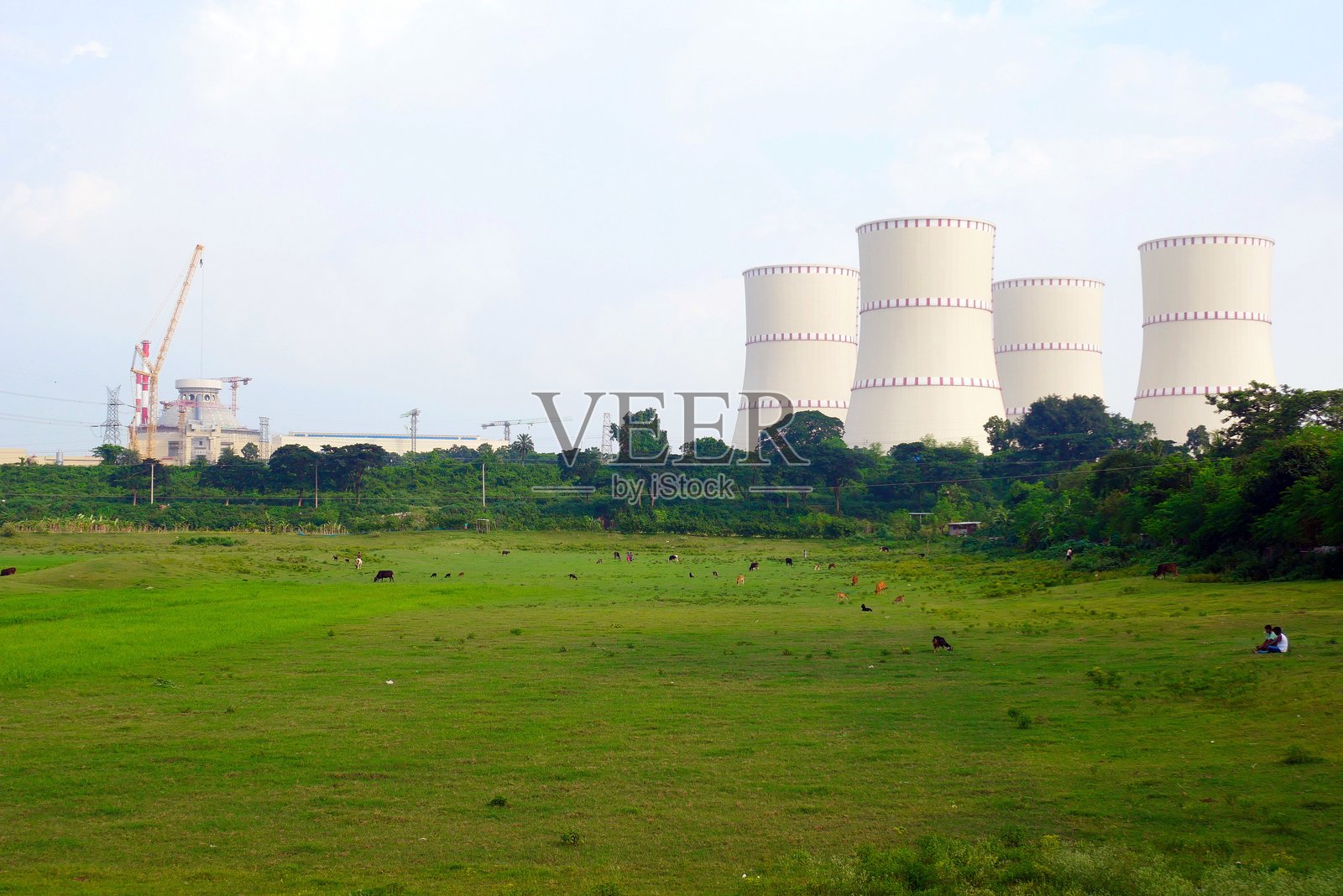 核电站的工业冷却塔。照片摄影图片