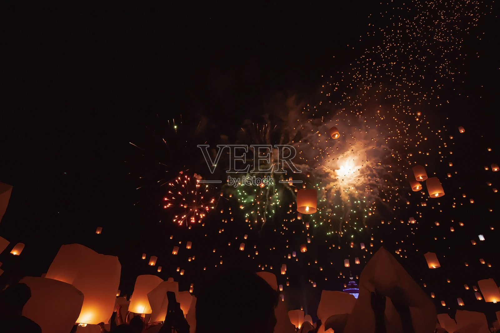 在泰国的水灯节期间，漂浮的灯笼在满月之夜点亮。照片摄影图片