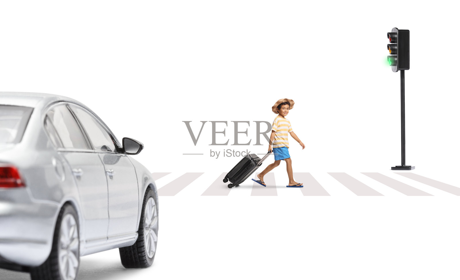 戴草帽的男孩在汽车前过马路照片摄影图片