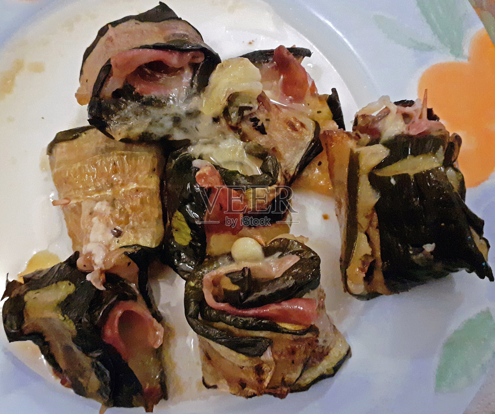 火腿和马苏里拉奶酪的茄子卷照片摄影图片