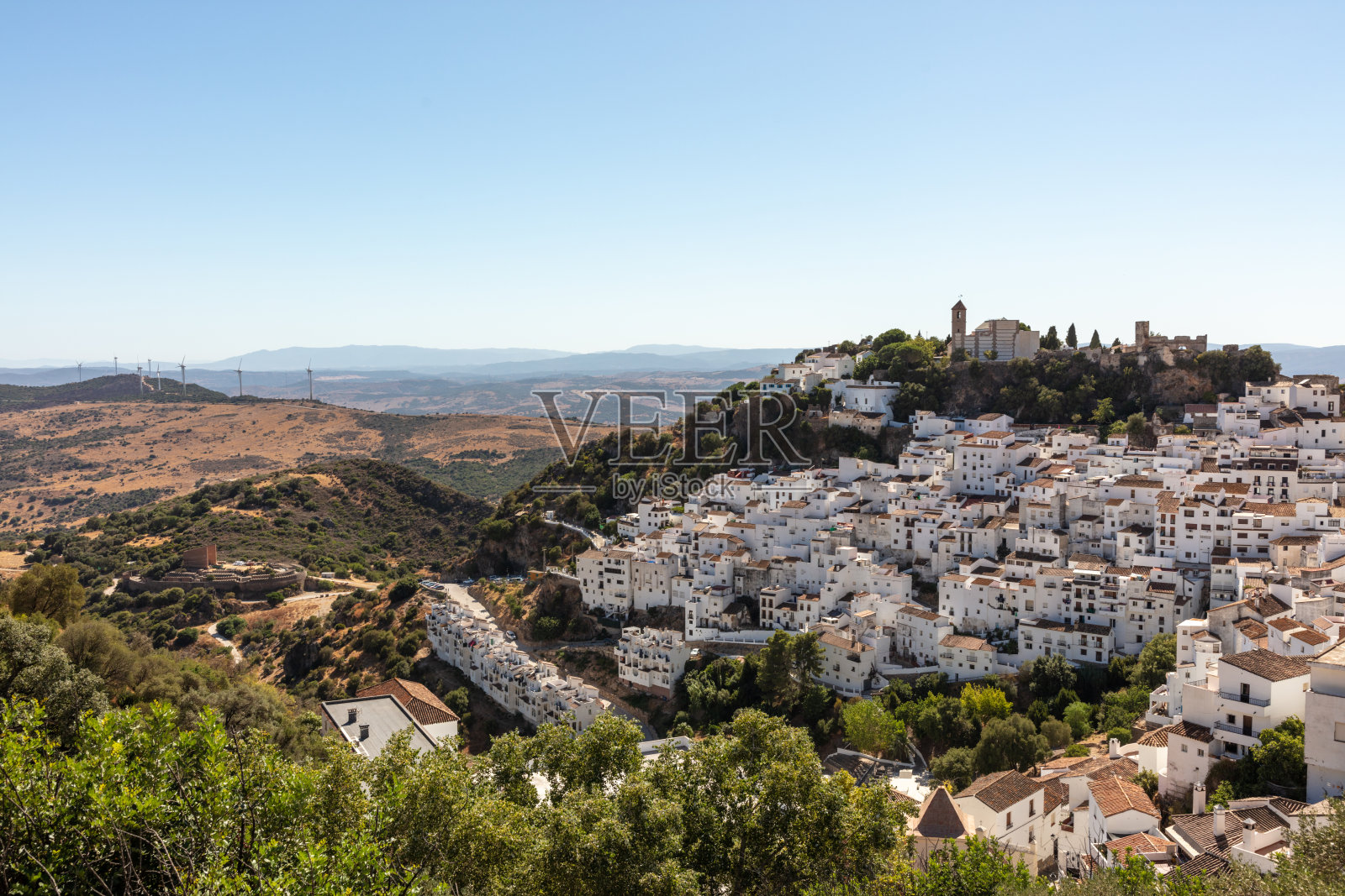 西班牙安达卢西亚的白色村庄卡萨雷斯全景。西班牙安达卢西亚卡萨雷斯。2025年9月5日。照片摄影图片