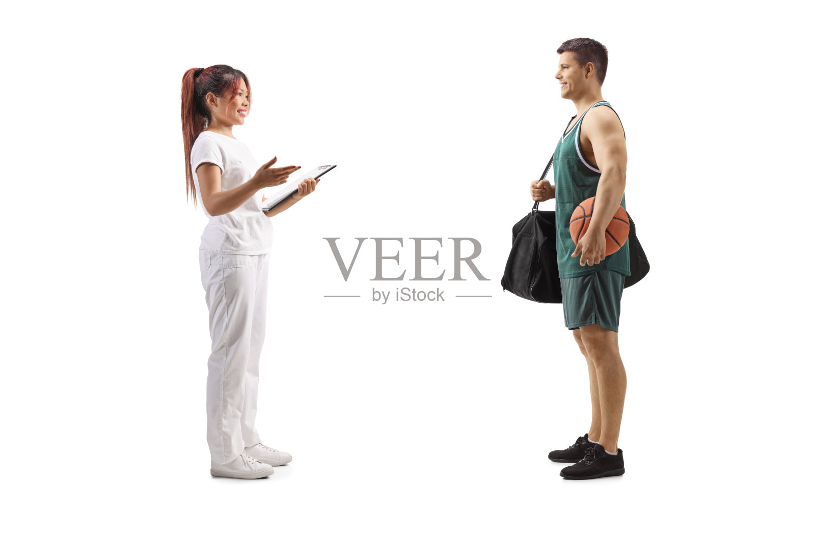 按摩治疗师与篮球运动员交谈照片摄影图片