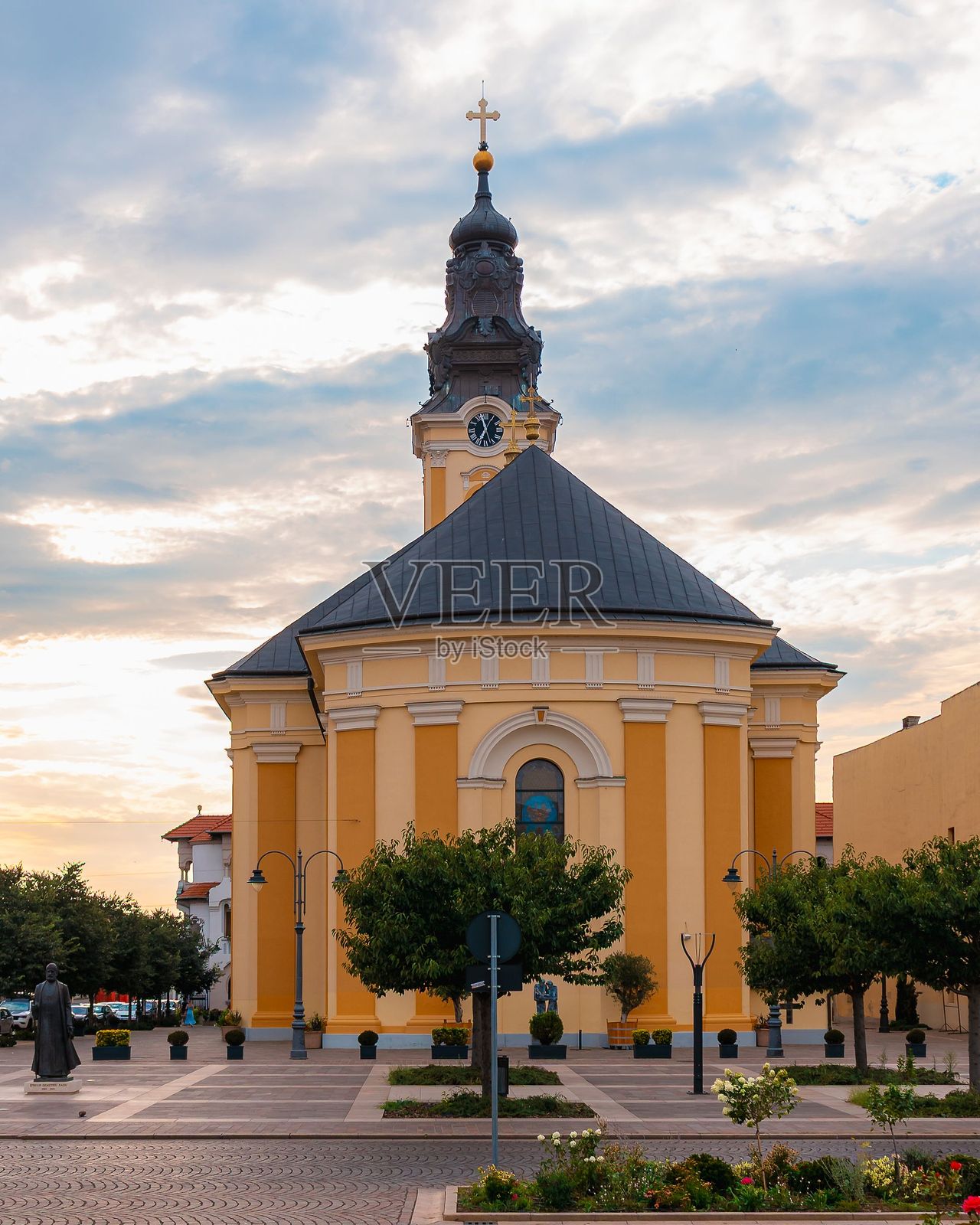 迷人的教堂位于宁静的市镇广场。照片摄影图片