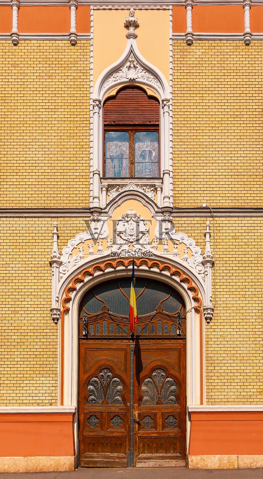 华丽的建筑立面与装饰性门。照片摄影图片