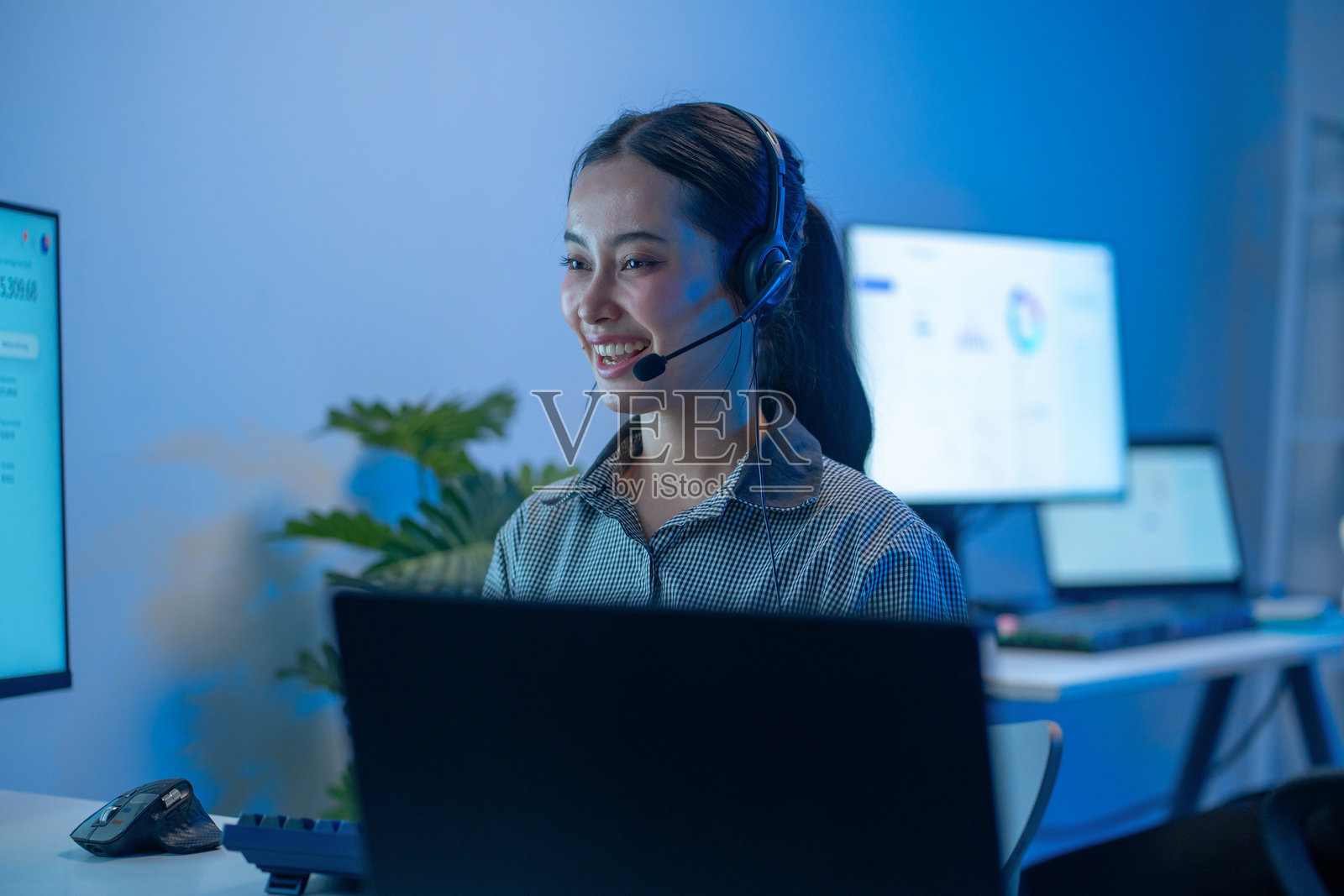 亚洲销售主管提供专业的市场营销建议。照片摄影图片