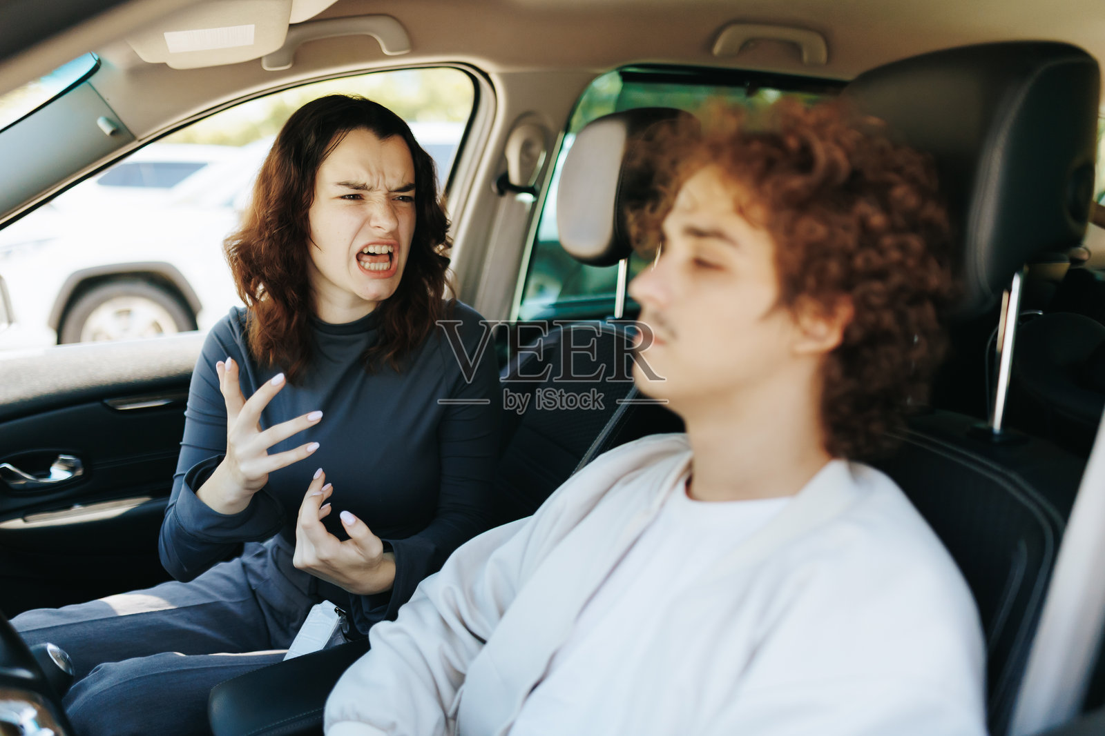 女朋友在车内与男朋友争吵，关系冲突照片摄影图片