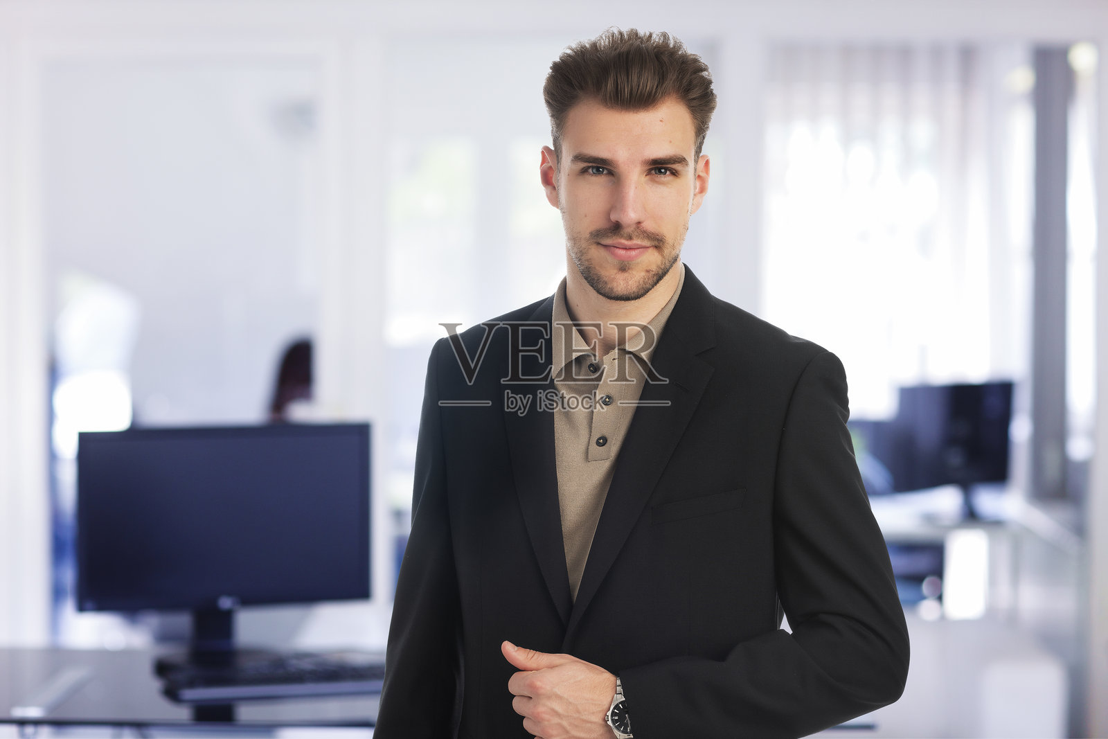 办公室里英俊商人的肖像照片摄影图片