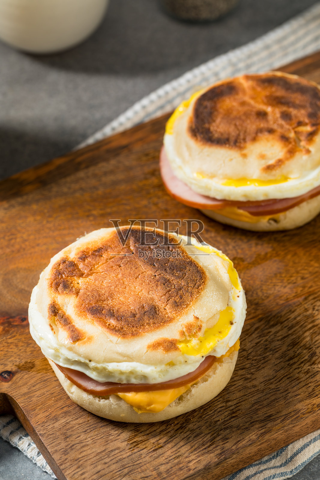 自制英式蛋松饼三明治照片摄影图片