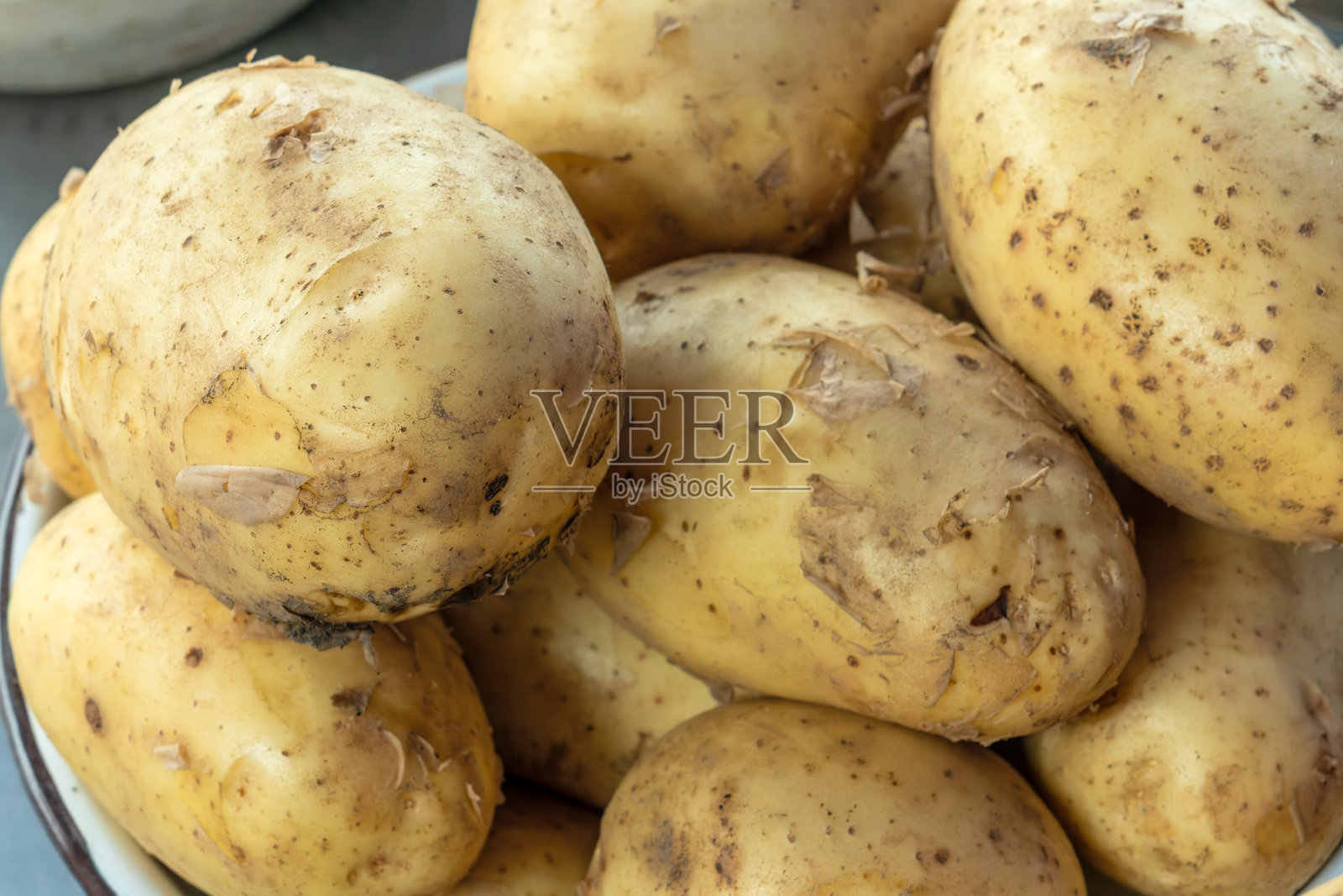 丰收的有机土豆，展现自然之美和健康饮食的泥土细节。从农场到餐桌，未洗净的土豆散发着乡村魅力，适合制作健康的家常菜。照片摄影图片