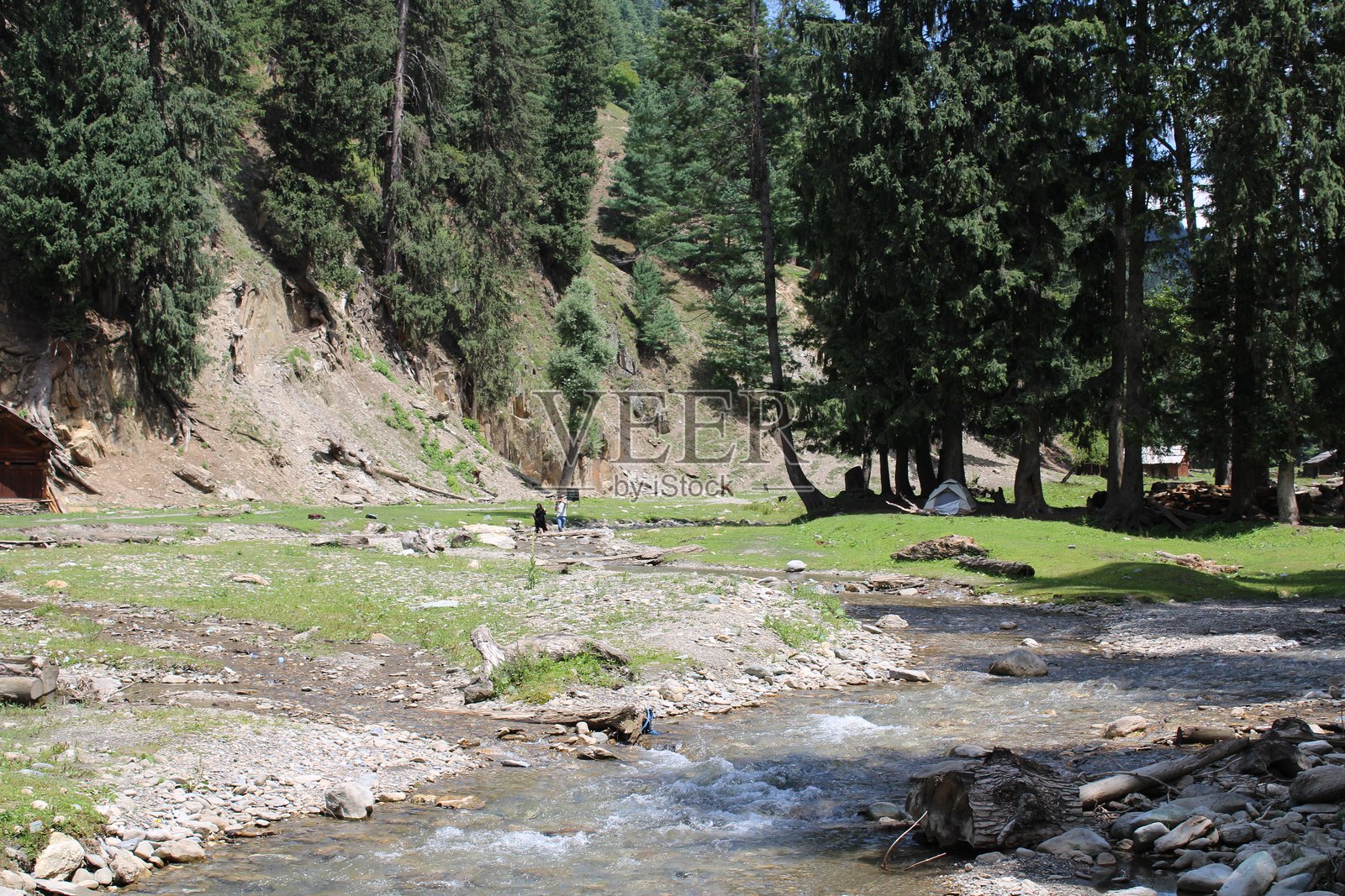 克什米尔尼尔姆谷的塔奥巴特巴拉白天的壮丽景色。照片摄影图片