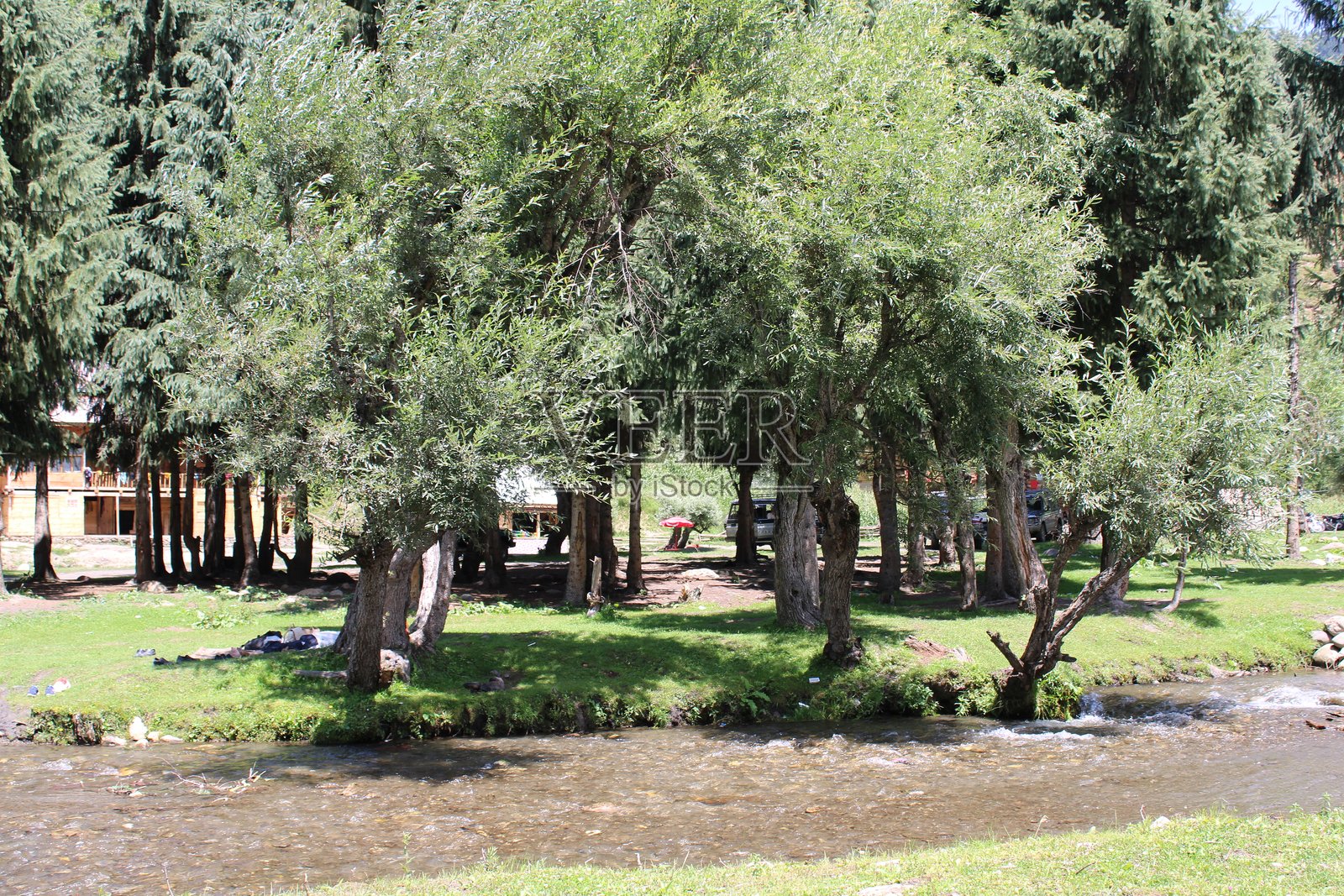 克什米尔尼尔姆谷的塔奥巴特巴拉白天的壮丽景色。照片摄影图片