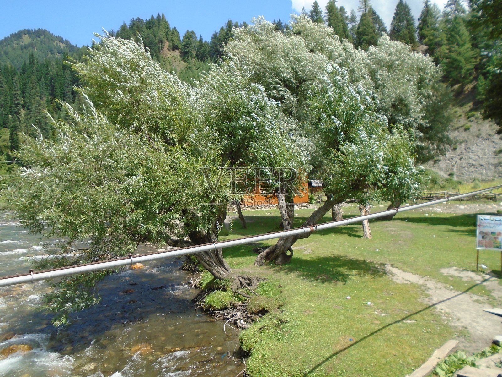 克什米尔尼尔姆谷的塔巴特巴拉白天的壮丽景色。照片摄影图片