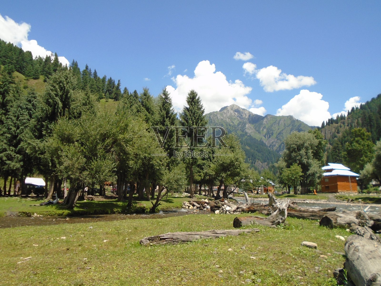 克什米尔尼尔姆谷的塔奥巴特巴拉白天的壮丽景色。照片摄影图片