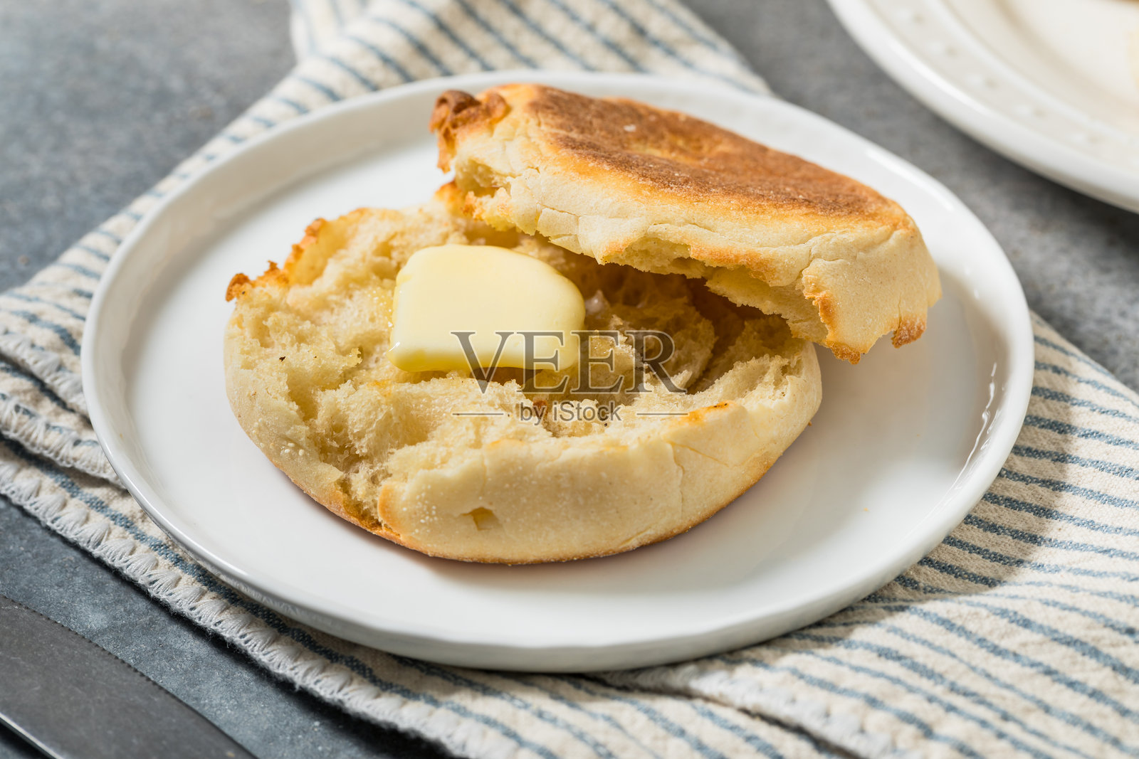 自制黄油烤英式松饼照片摄影图片