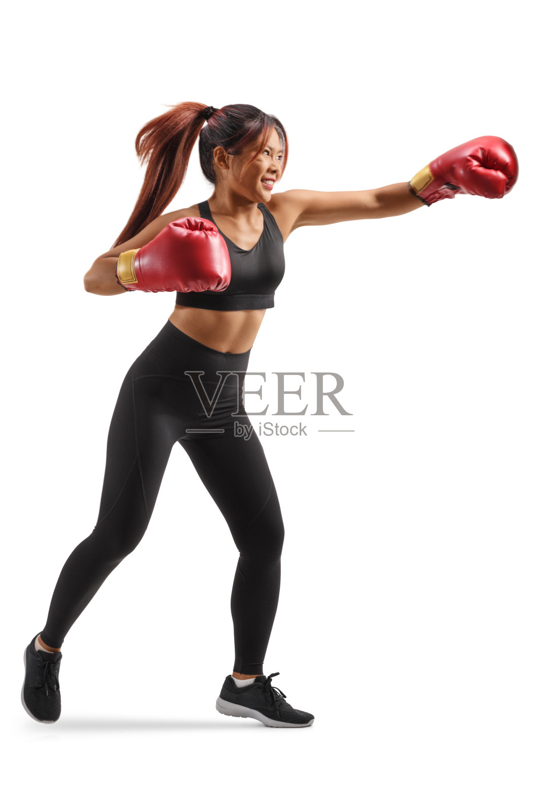 强壮的亚洲女性戴着拳击手套出拳照片摄影图片