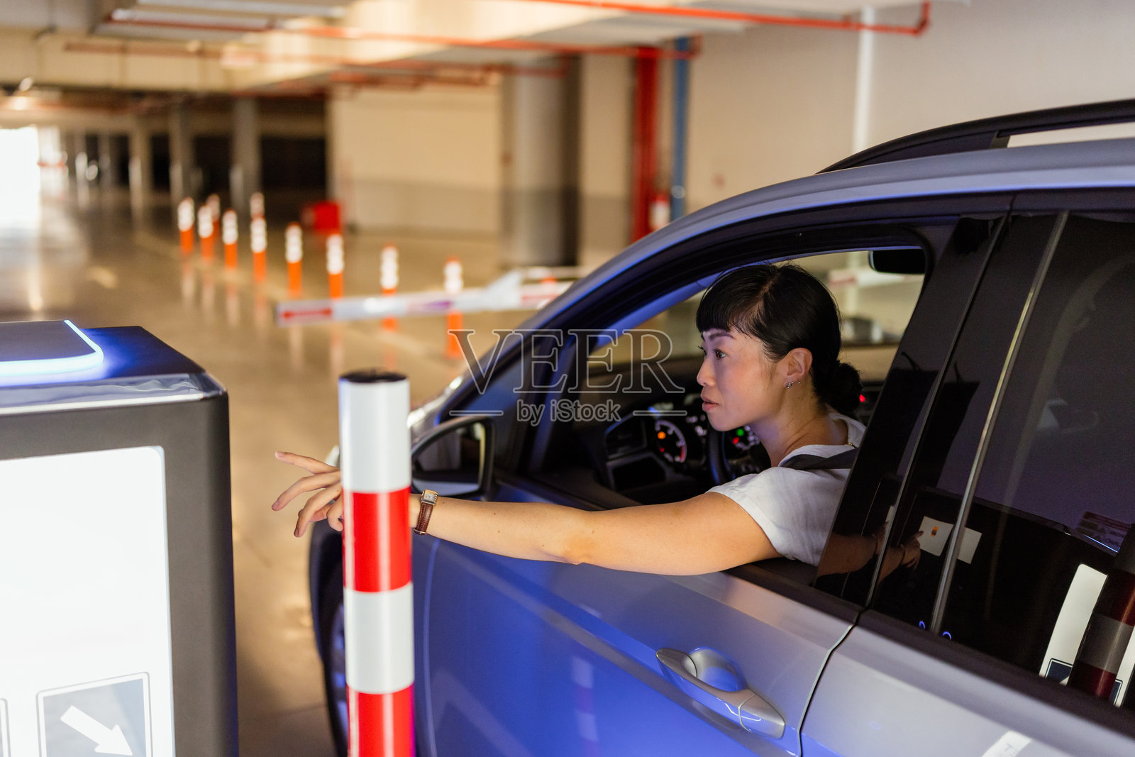日本女性在售票机前展示科技与交通照片摄影图片