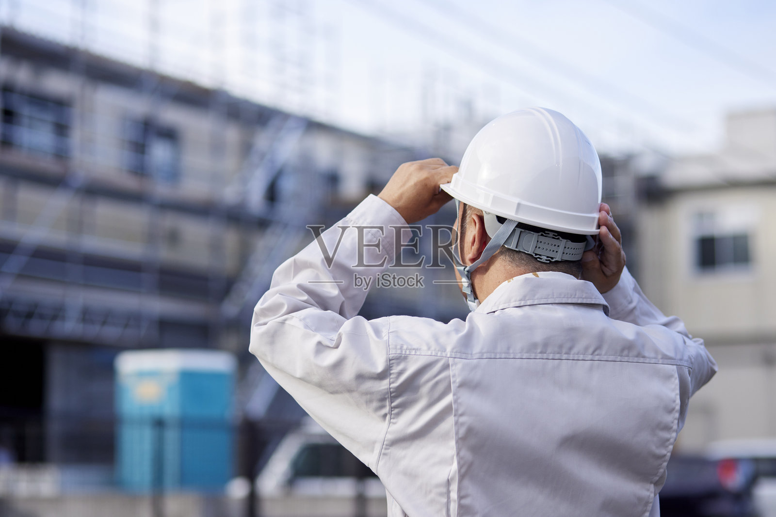 穿着工作服的日本老年男性照片摄影图片