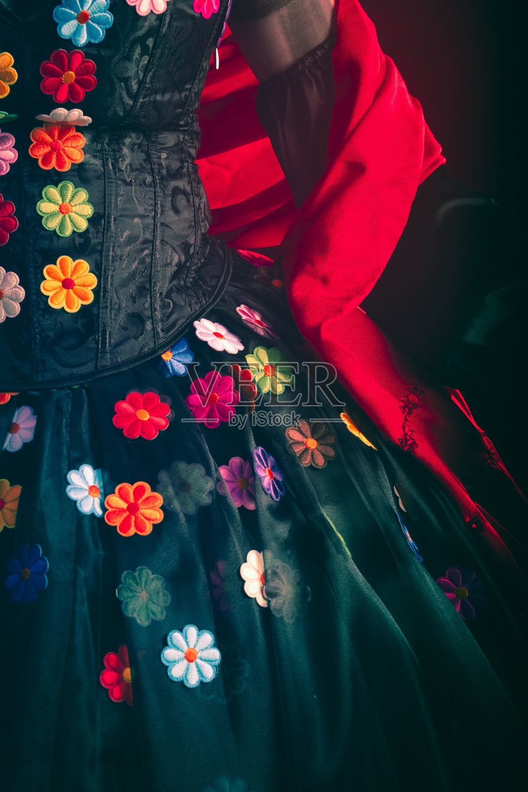 墨西哥卡特里娜们摆姿势，展示她们充满色彩、形状和情感的美丽与文化，展现出优雅。照片摄影图片