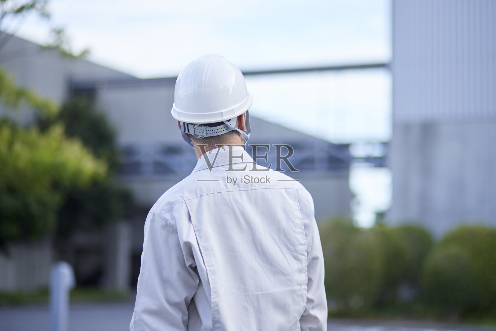 穿着工作服的日本老年男性照片摄影图片