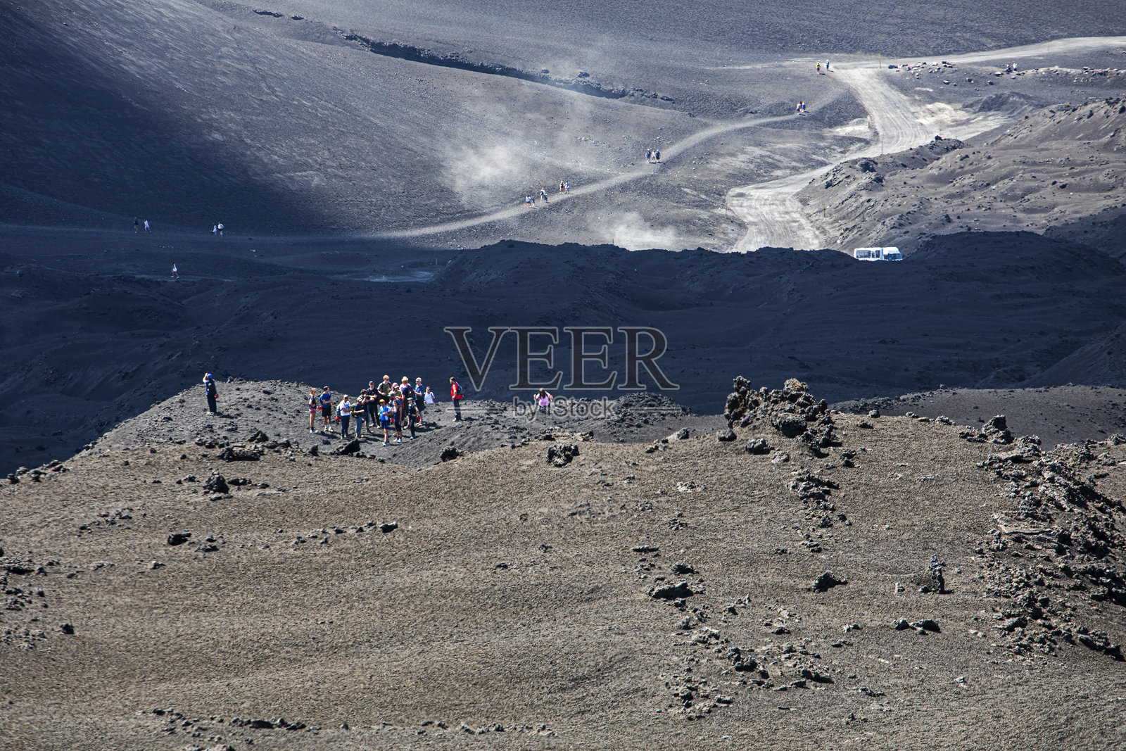 西西里岛的民族火山顶上的游客照片摄影图片