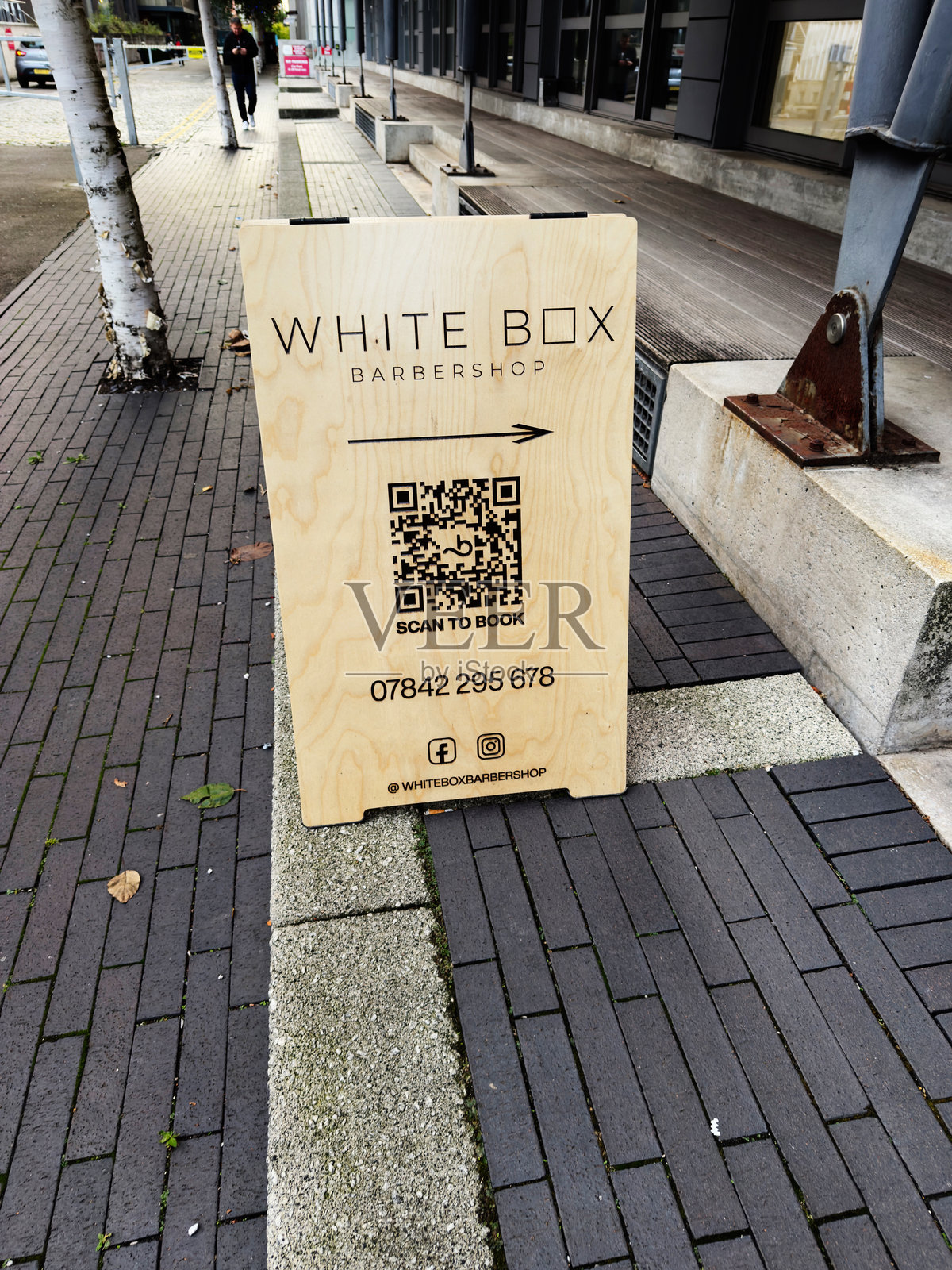 曼彻斯特街头展示的白盒子理发店招牌照片摄影图片