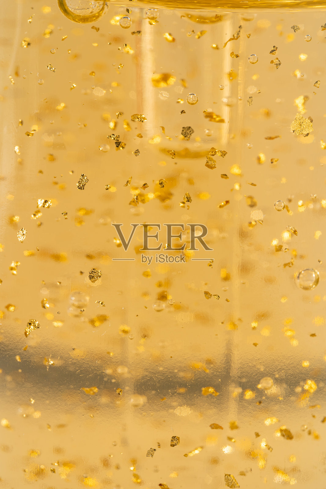 24K黄金护肤精华液，玻璃瓶特写。美容护理产品质地宏观。照片摄影图片