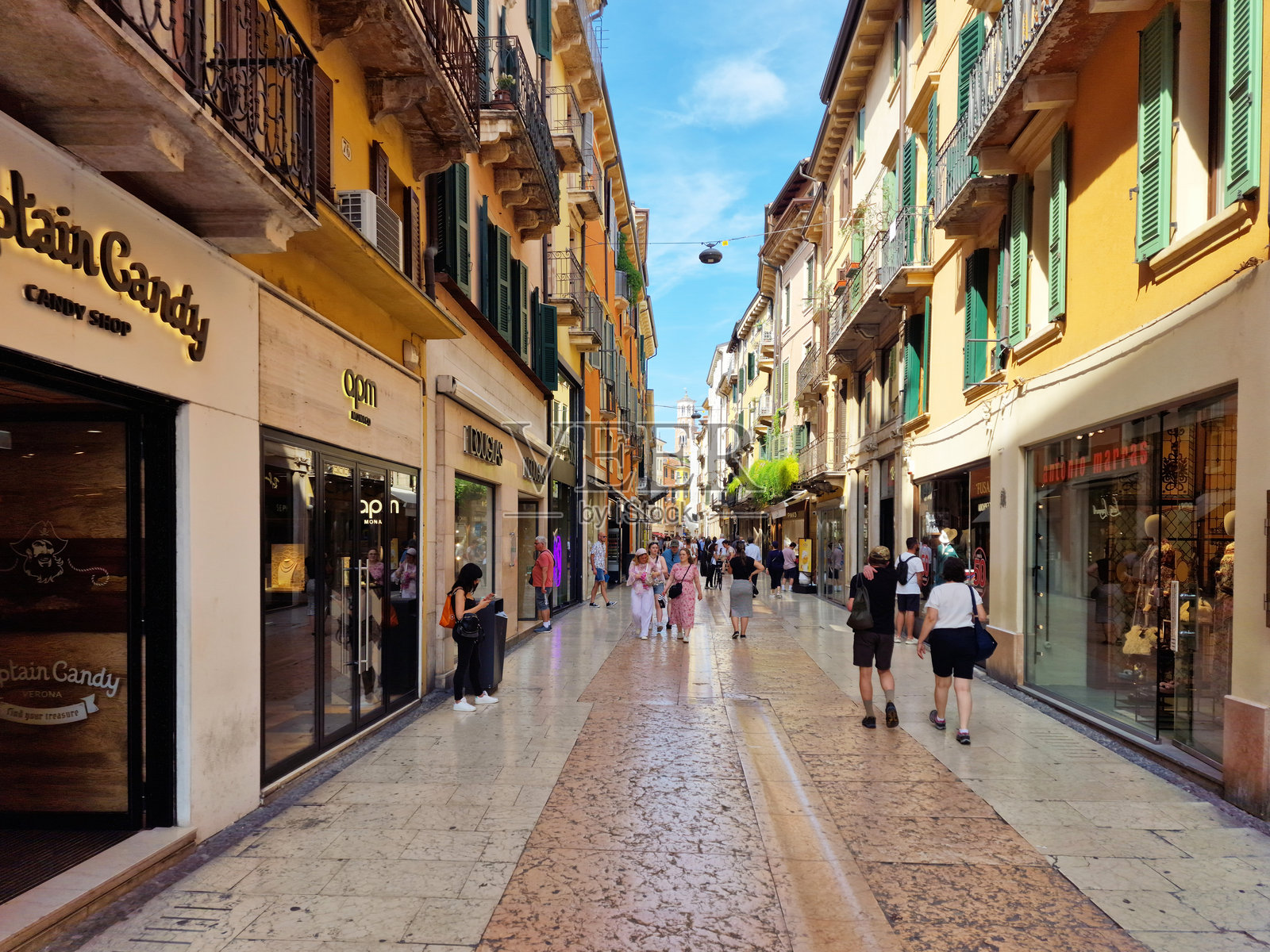 意大利维罗纳的窄小步行街朱塞佩·马齐尼街照片摄影图片