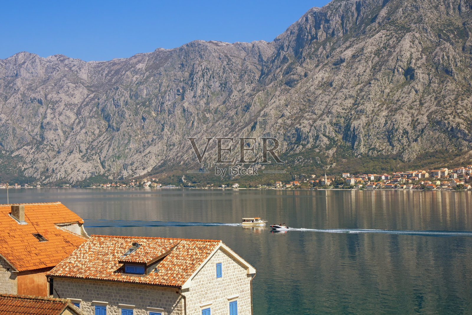 美丽的地中海风景。黑山，亚得里亚海。从普尔昌镇在阳光明媚的春天俯瞰科托尔湾。照片摄影图片