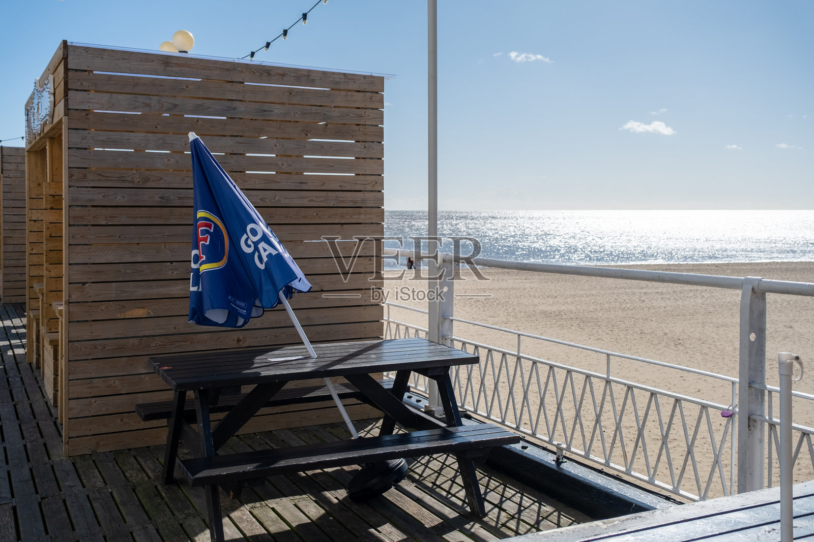 码头上俯瞰海滩的长椅特写照片摄影图片