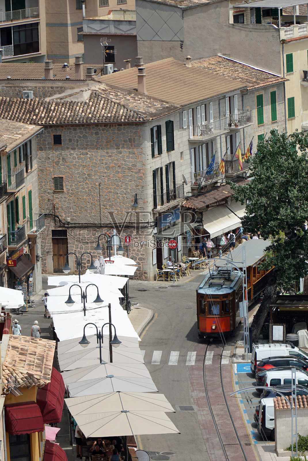 从上方俯瞰海滨街道的电车照片摄影图片