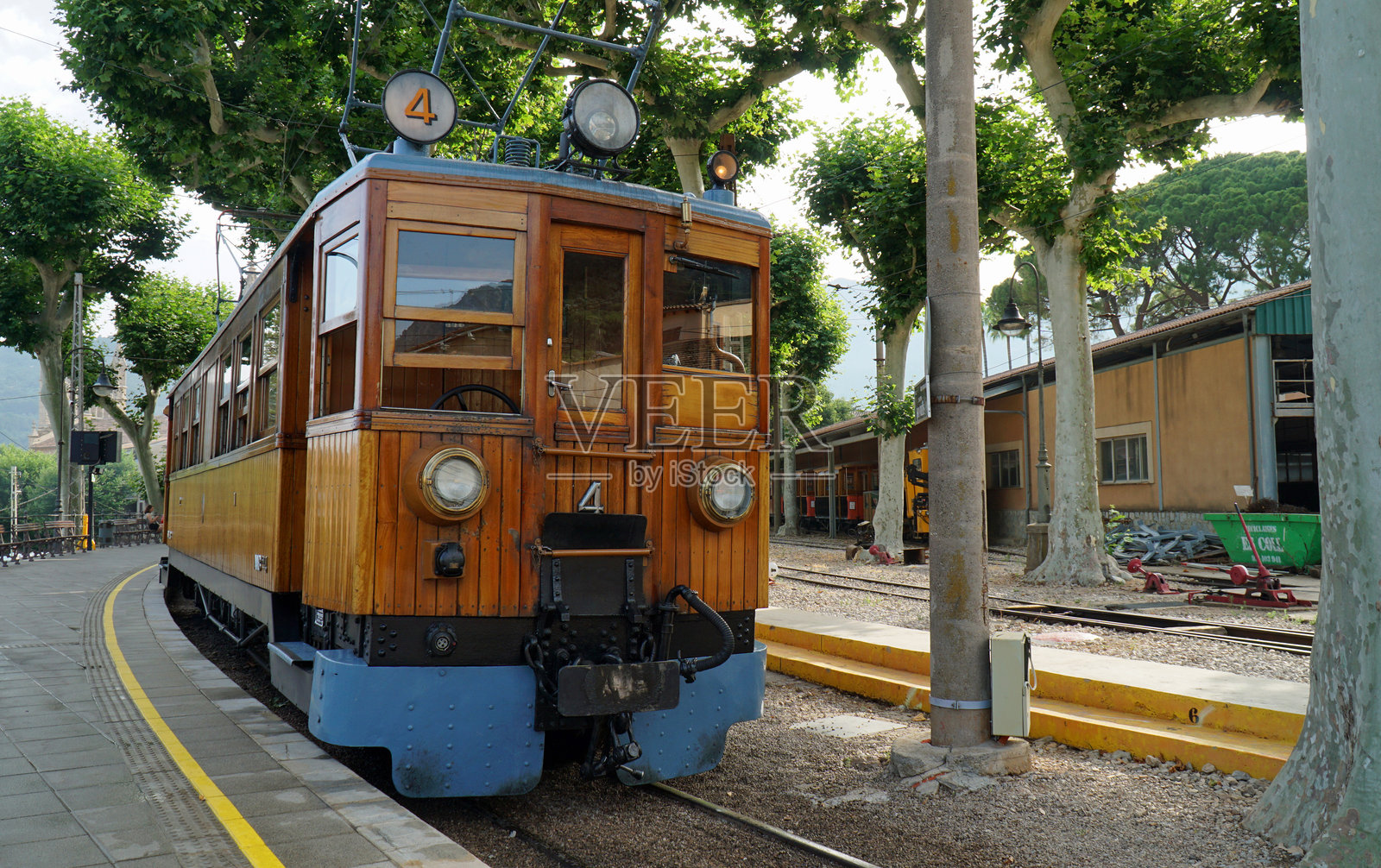 西班牙马洛卡索列的复古电动火车。照片摄影图片