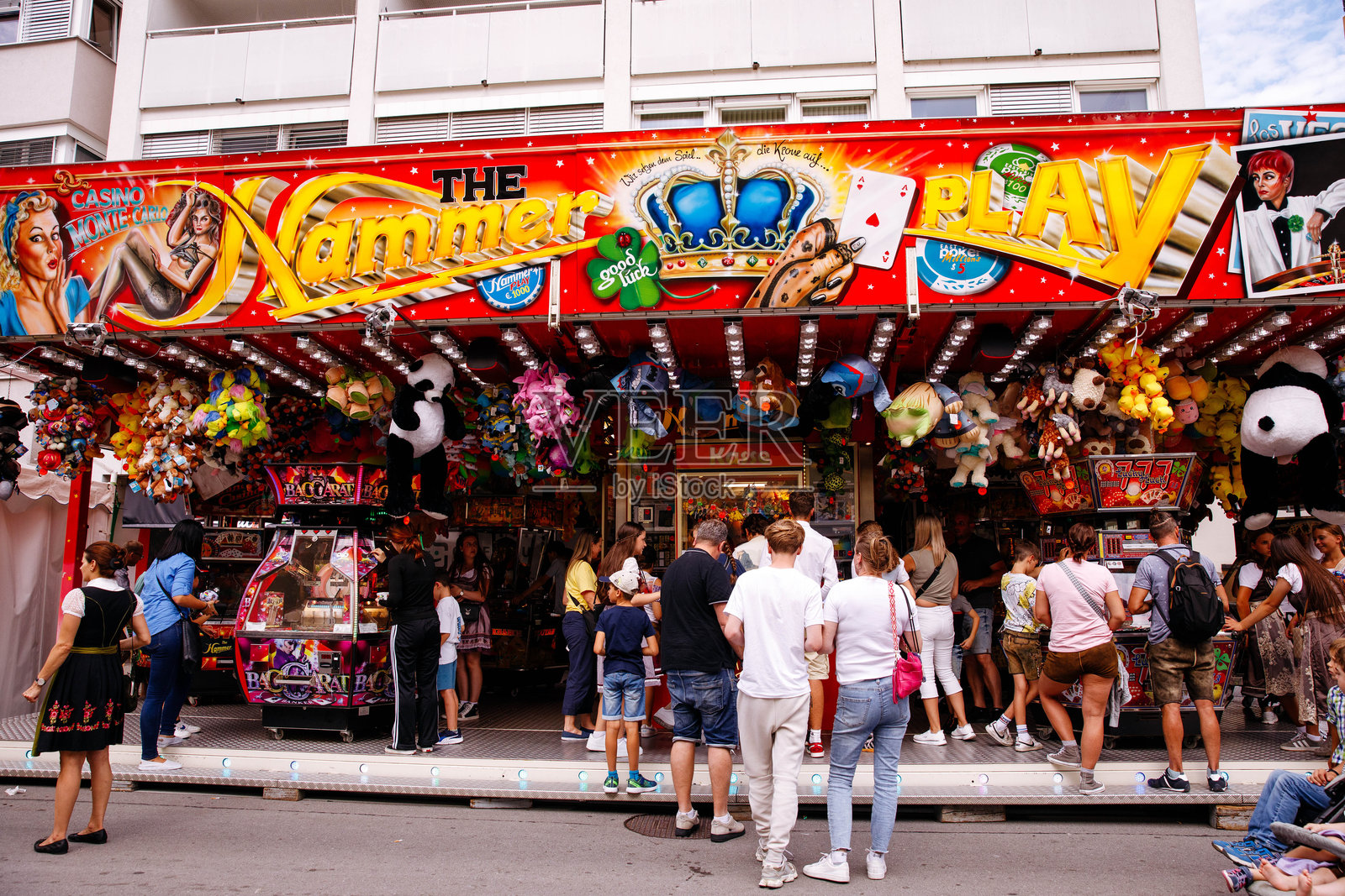 维拉赫教堂节的色彩缤纷的嘉年华游戏摊位，装饰华丽，兴奋的游客们享受着节日的氛围。照片摄影图片