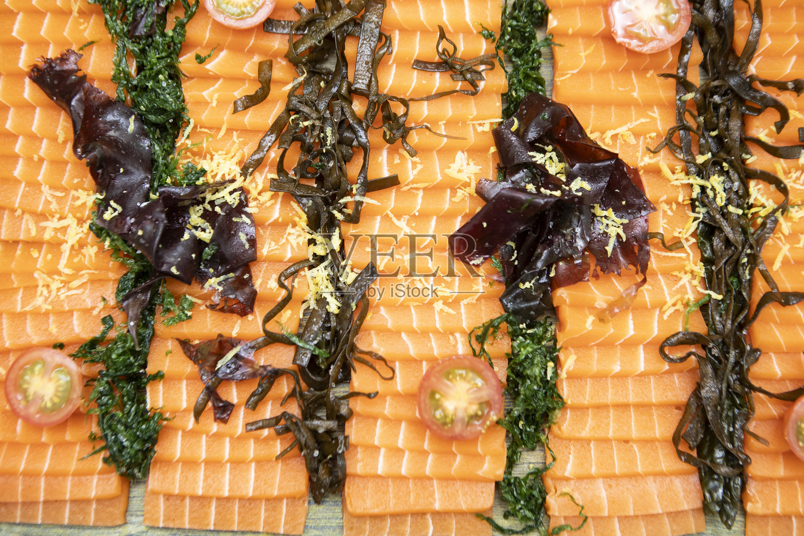 烟熏三文鱼配番茄和海藻装饰照片摄影图片