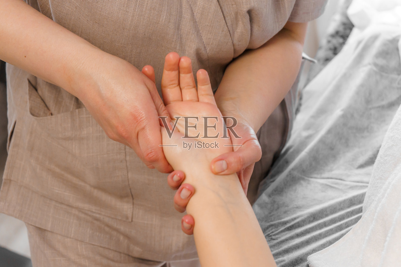 放松手部按摩以缓解紧张和疼痛。水疗、健康与放松概念照片摄影图片