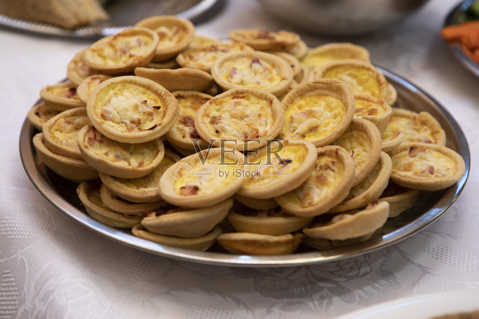 银色盘子上的迷你蛋饼堆照片摄影图片