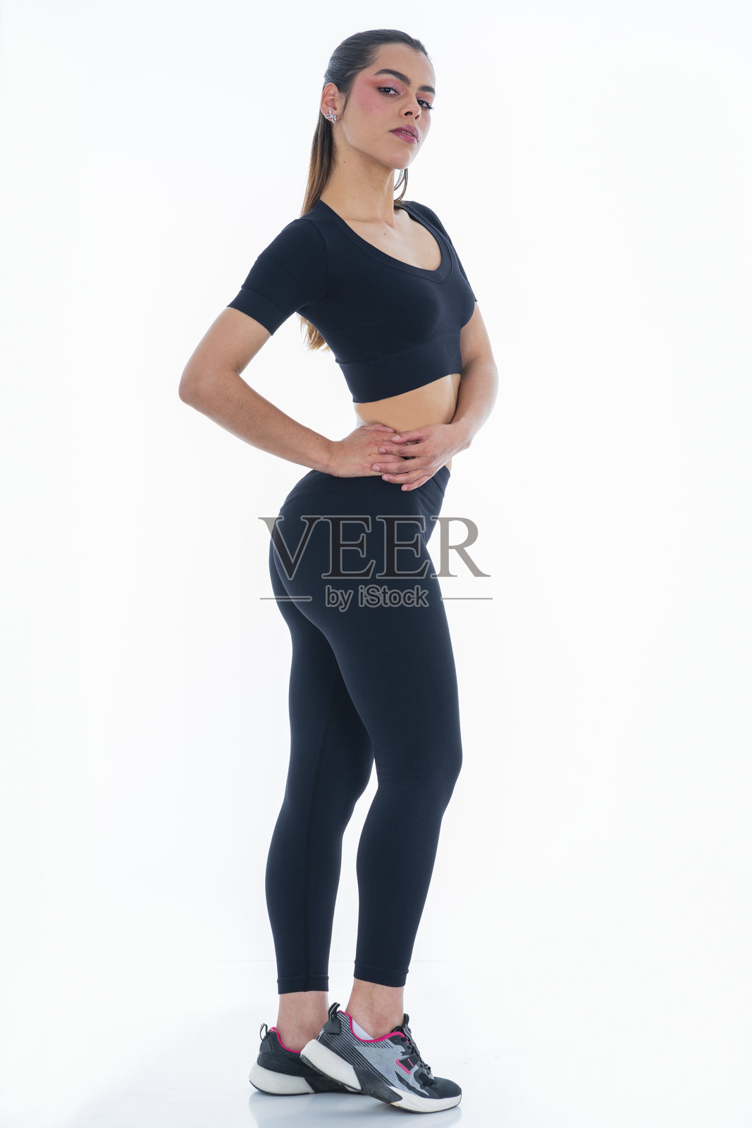 模特穿着运动服在白色背景的摄影棚中照片摄影图片