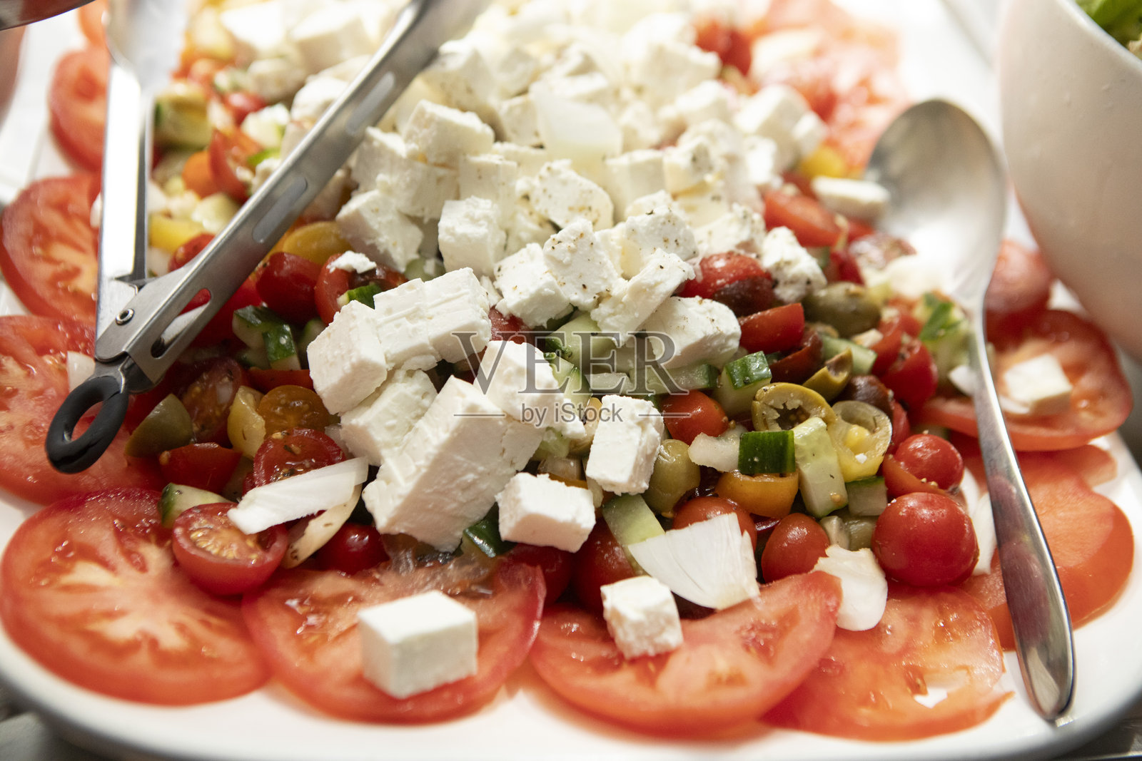 番茄和羊奶酪沙拉的特写，摆放在一个餐盘上照片摄影图片