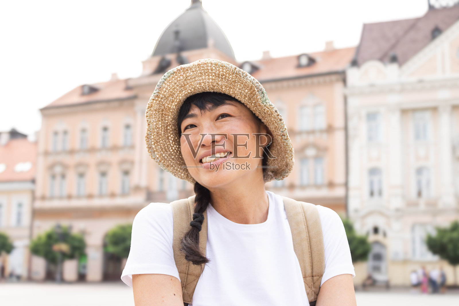 快乐的游客在夏季假期中探索欧洲城市照片摄影图片