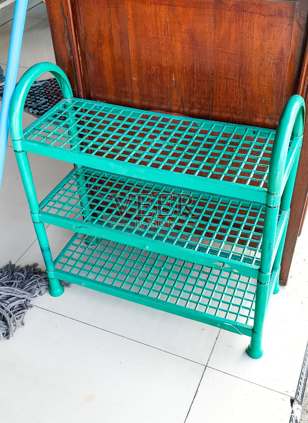 鞋子和凉鞋的篮子架照片摄影图片