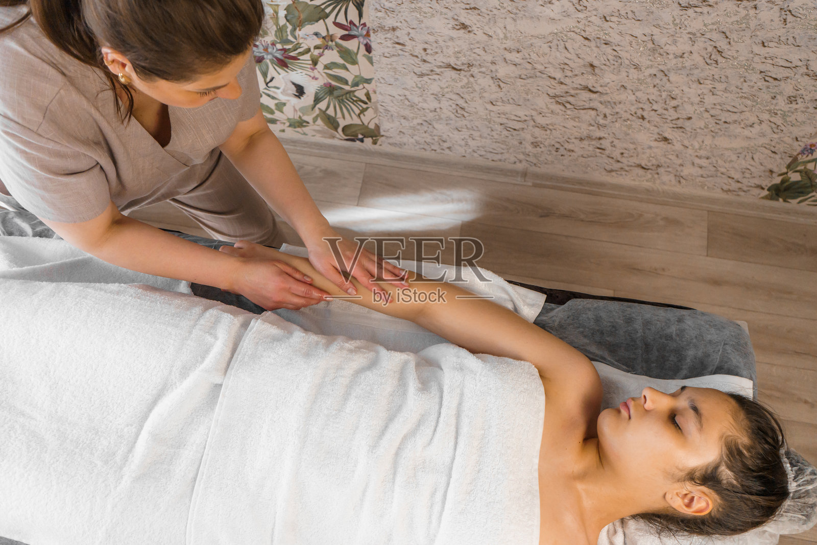 放松手部按摩以缓解紧张和疼痛。水疗、健康与放松概念照片摄影图片