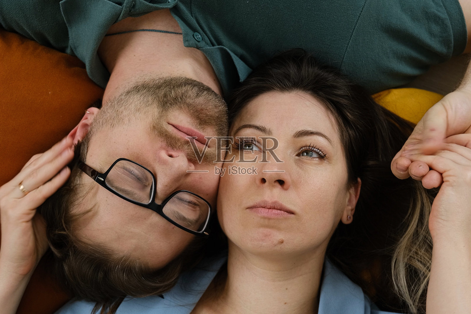 温馨的成熟夫妻在家中的互动。丈夫和妻子拥抱，牵着手，一起喝早晨咖啡。男女谈论周末的计划。自然光照。亲密的时刻。照片摄影图片